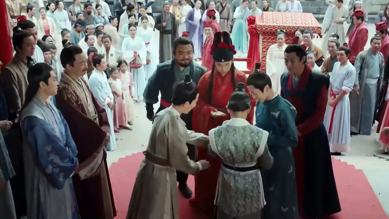 Choqué tout le monde! L'homme se marie et s'assoit dans la chaise à porteurs, le gars est vraiment capable de se plier et de s'étirer