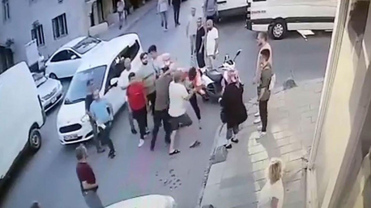 Kaza yapan sürücüler birbirine girdi