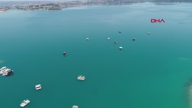 GÖLDE DUBA ÜZERİNE İNŞA EDİLEN KAÇAK YAPILAR, GÜNLÜĞÜ 700 LİRAYA KİRALANIYOR