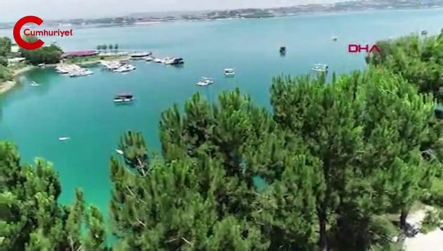 Adana'da gölde duba üzerine inşa edilen kaçak yapılar, günlüğü 700 liraya kiralanıyor