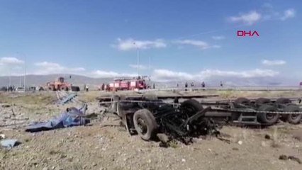 ÇARPIŞAN İKİ TIR'DAN BİRİNİN KUPASI KOPTU