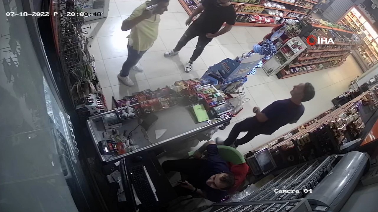 Markette kurusıkı tabancayla şaka yaparken kafasından kendini vurdu