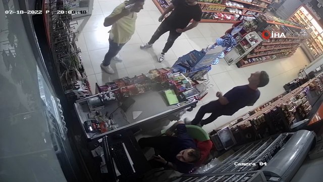 Markette kurusıkı tabancayla şaka yaparken kafasından kendini vurdu