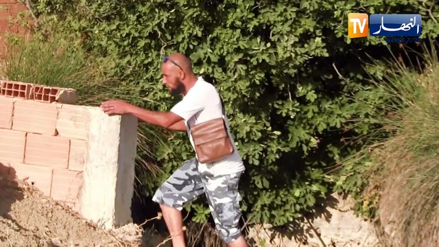 سيدي بلعباس: عبد القادر..قصة عشق في ترويض الأفاعي رغم خطورتها