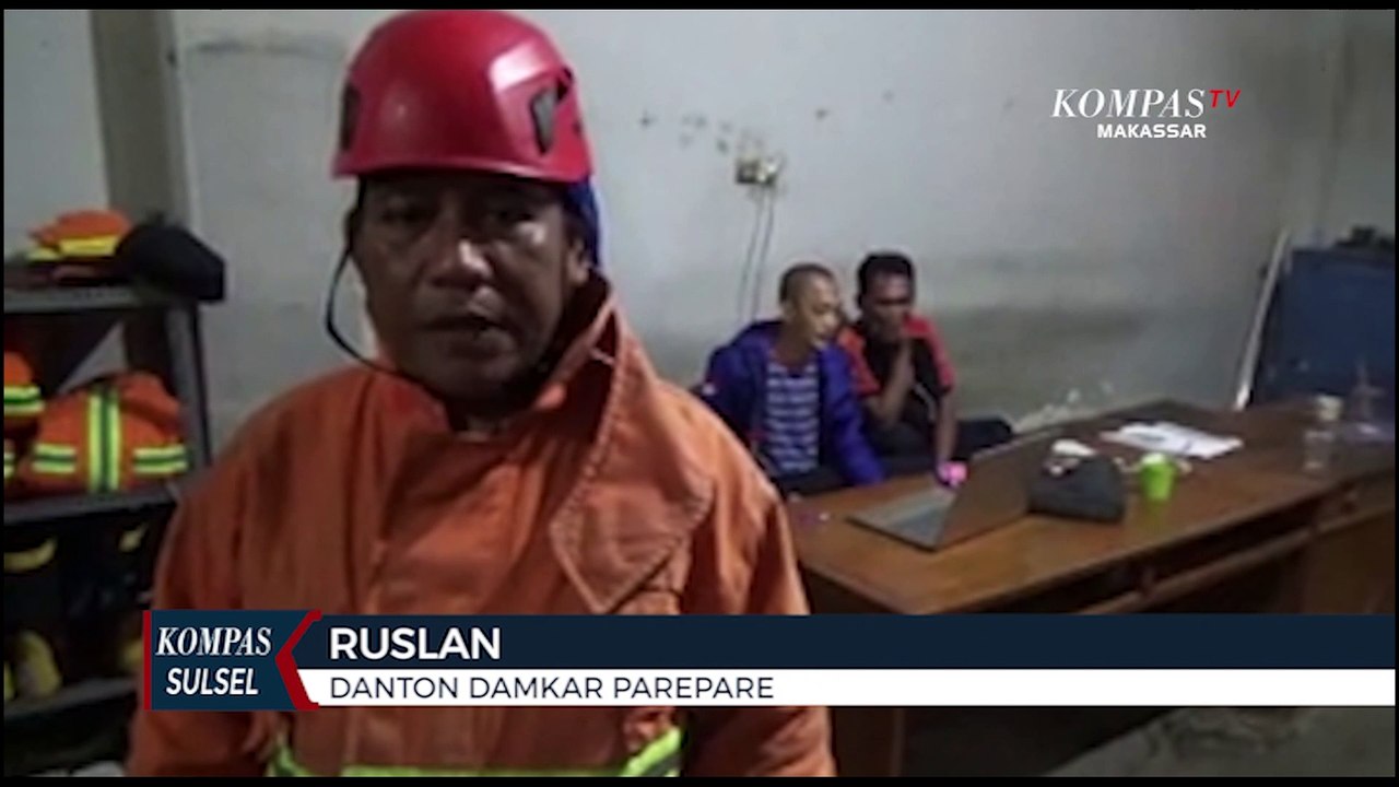 Tabrak Tiang, Mobil Minibus Terbakar