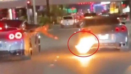 Trafikte böyle bir olay hiç görülmedi! Şişe taktığı şekerleri egzozda kızarttı