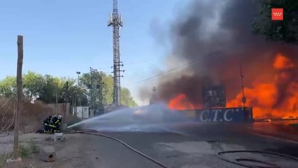 Un herido en el incendio de un depósito de chatarra en Madrid