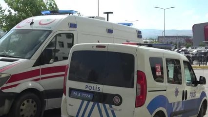 Devrilen traktördeki dede ve torunu yaralandı