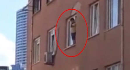 Küçük çocuğun camdaki tehlikeli oyunu yürekleri ağza getirdi