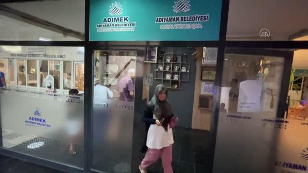 Kızının ilk saçlarıyla tablosuna canlılık kattı