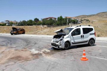 Son dakika! Elazığ'da hafif ticari araç ile otomobil çarpıştı: 7 yaralı