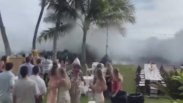 Hawaii'de dev dalga kıyıya vurdu, düğün alanı sular altında kaldı