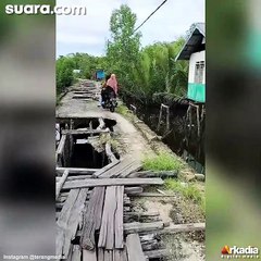 Jembatan Desa di Riau Rusak Parah Bikin Syok Publik: Benar-benar Uji Nyali