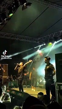 Çevik kuvvet polisinin sahnede olduğu konser sosyal medyanın gündeminde
