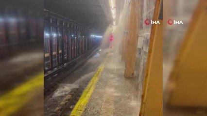 New York'ta metro istasyonlarını yine su bastı