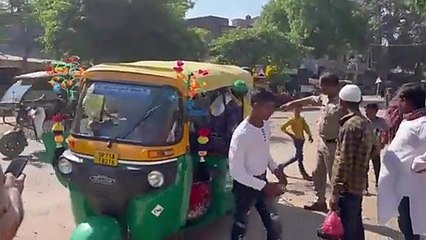 27 personnes dans un tuk-tuk