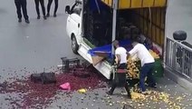 Arabası bağlanan seyyar satıcı, polise kızıp meyvelerini yere saçtı