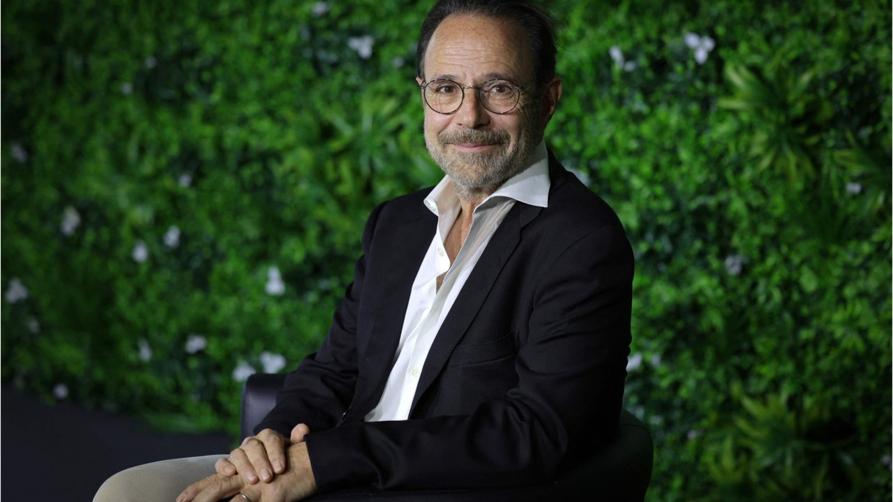 VOICI : "Totalement surréaliste" : Marc Lévy devient comédien pour jouer l'un de ses personnages