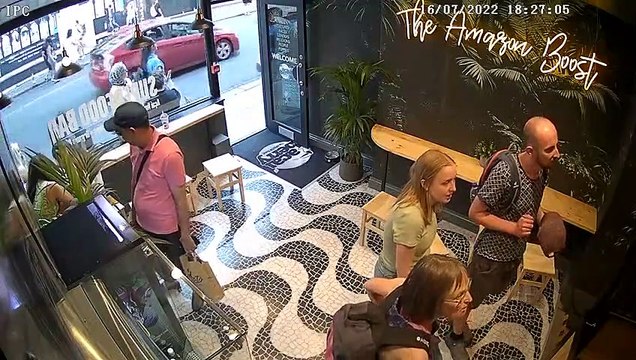 Woman tweets video of £10k camera bag theft after Met Police ‘ignored’ CCTV clip