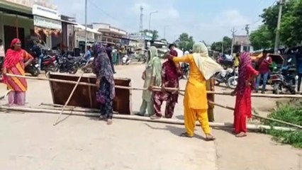 Video : कॉलोनी में सडक़ व नालियां नहीं बनी तो राजमार्ग पर महिलाओं ने लगाया जाम