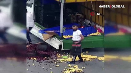 Polisler aracını bağlayınca sinir krizi geçirdi: Binlerce liralık meyveyi yola savurdu