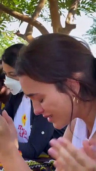 Rafa Kalimann chora em missão em Moçambique