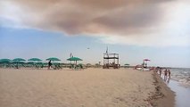 Incendio di Massarosa: sole oscurato sulle spiagge della Versilia
