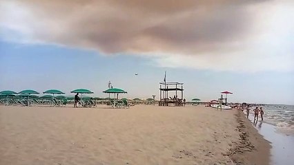 下载视频: Incendio di Massarosa: sole oscurato sulle spiagge della Versilia