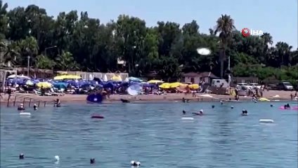 Plajda uçan şemsiyeler dehşet saçtı! Vatandaşlar ölümle burun buruna geldi