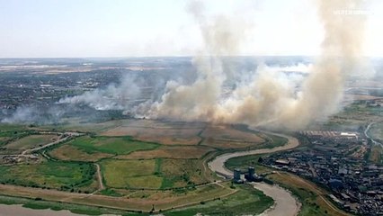 Скачать видео: Feuerwehr im Großeinsatz: Häuser und Grasland verbrennen in Ost-London