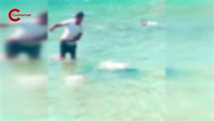 Sahilde gördüğü balığı kuyruğundan tutup vura vura öldürdü