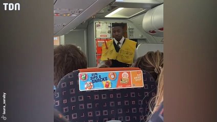 Ce stewart se déhanche pendant les consignes de sécurité !