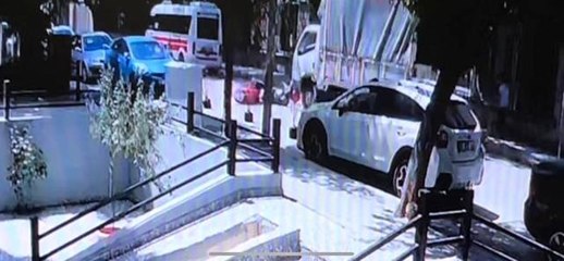 Elektrikli bisiklet sürücüsü kamyonun altında böyle kaldı