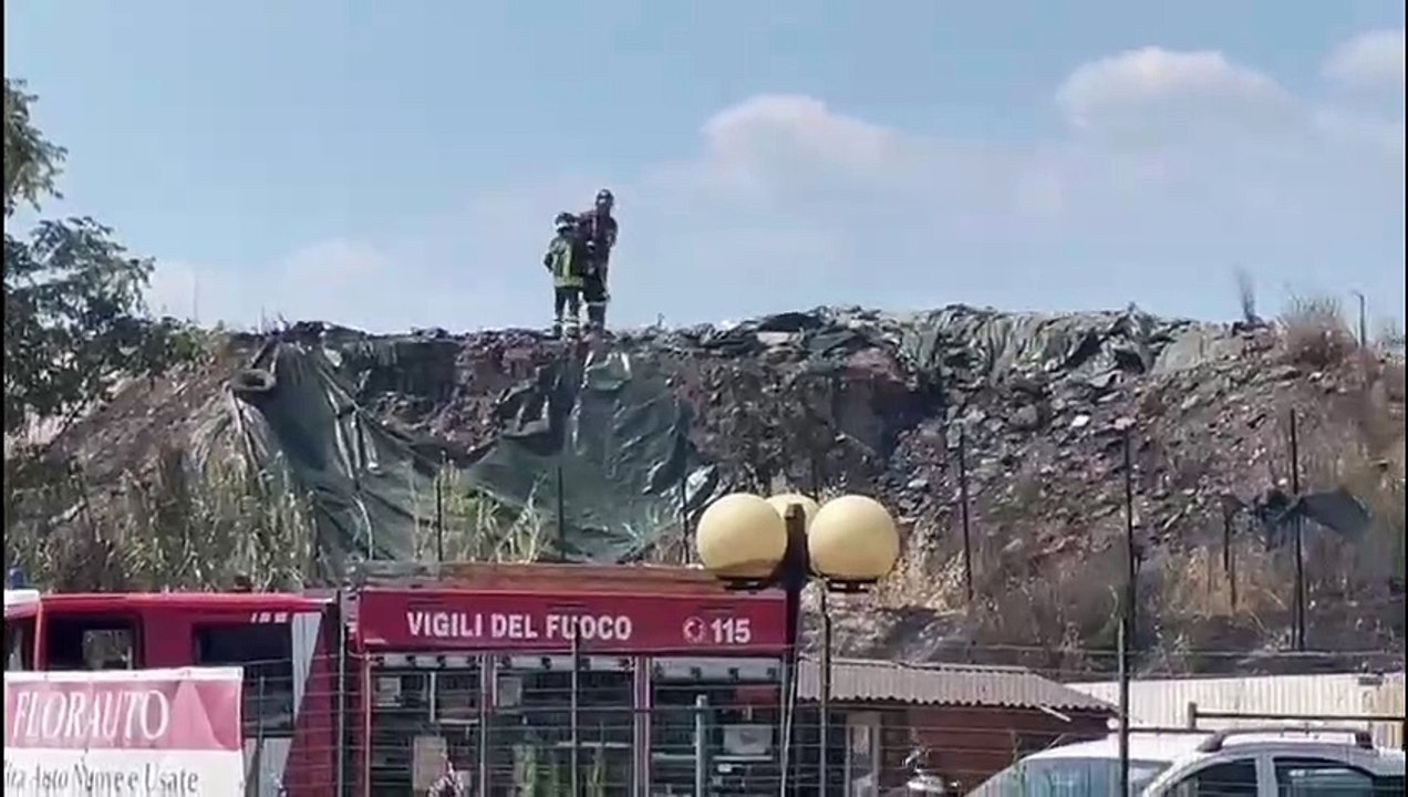 Campi Bisenzio (Firenze), incendio di sterpaglie attacca concessionario di auto