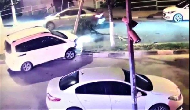 Son dakika haber... İki kişinin yaralandığı kaza anı güvenlik kamerasına yansıdı
