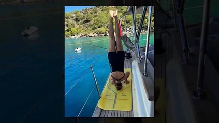 47 yaşındaki Pınar Altuğ, teknede amuda kalkarak poz verdi