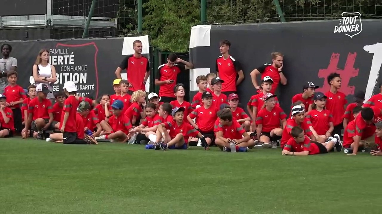 Face au but et aux jeunes des Stages Rouge et Noir