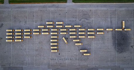 États-Unis : ils créent un mémorial avec 52 bus scolaires pour rendre hommage aux enfants tués dans des fusillades