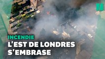 Dans l'est de Londres, un incendie spectaculaire ravage un village