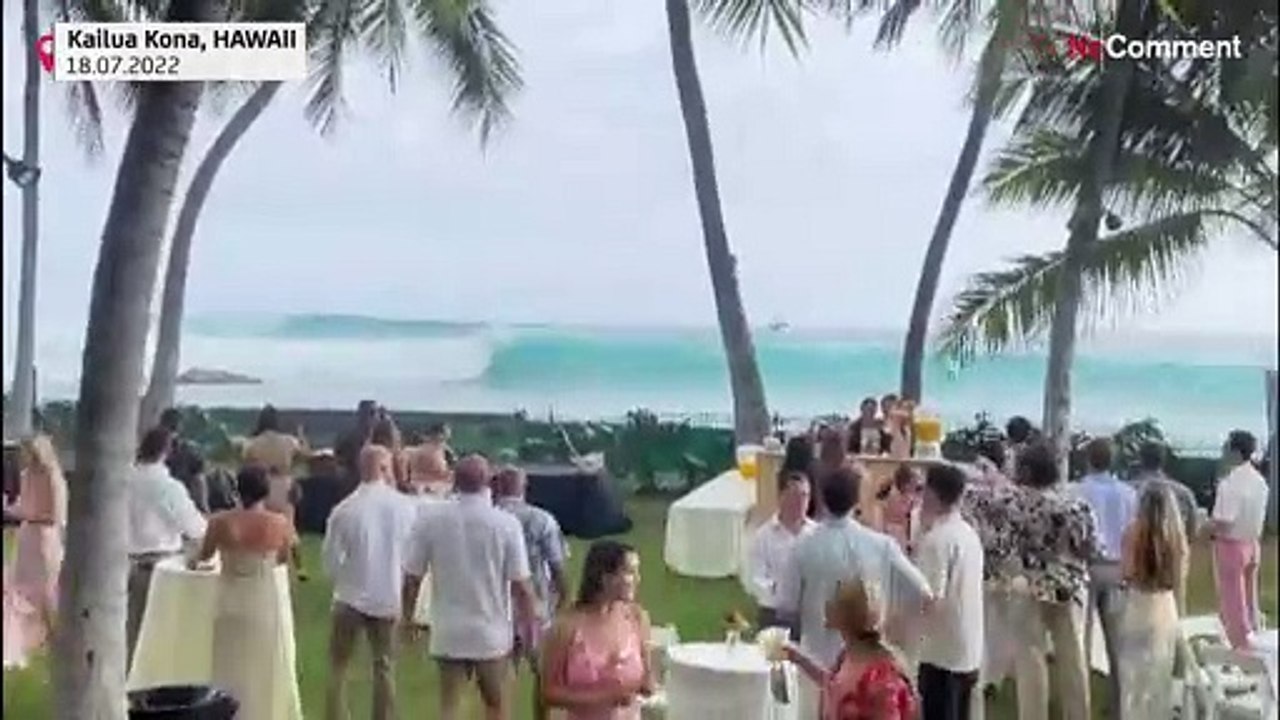 Hawaii: Riesenwelle überrascht Hochzeitsgäste - Torte bleibt verschont