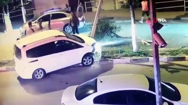 Önce çarptı, sonra savruldu! İki kişinin yaralandığı kaza anı güvenlik kamerasına yansıdı