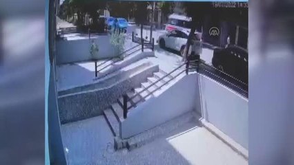 ESKİŞEHİR - Kamyonetin altında kalan elektrikli bisikletin sürücüsü yaralandı