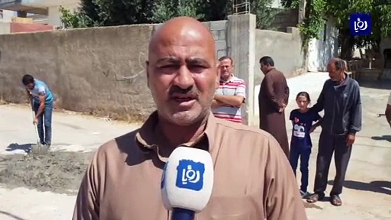 بعد تجاهل مطالبهم.. أهالي بلدة مرو يعيدون تأهيل شوارع على حسابهم