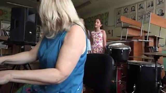 Niños ucranianos cantan para sanar en medio de las ruinas en Borodianka