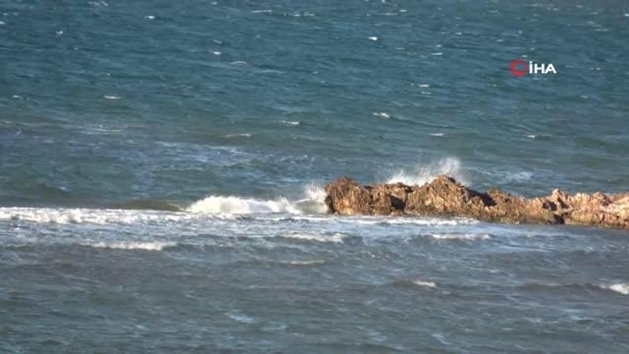 Ayvalık'ta şiddetli poyraz zaman zaman fırtına şeklinde etkili oluyor