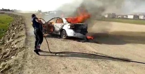 Van'da park halindeki otomobil alev alev yandı