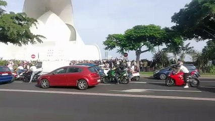 Cientos de personas llenan Santa Cruz antes de la presentación del Circuito. Sergio Méndez
