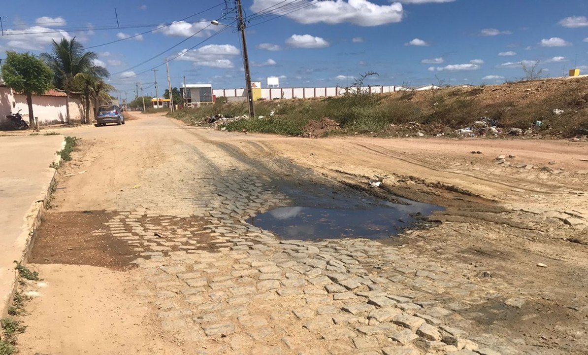 Moradores do bairro André Gadelha, em Sousa, sofrem com falta d’água e esgoto à céu aberto