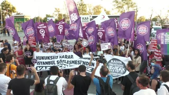 Son dakika... Danıştay'ın İstanbul Sözleşmesi Kararı Kadıköy'de Protesto Edildi: Siyasi İktidarın Gidişi Ancak Ellerimizden Olacak