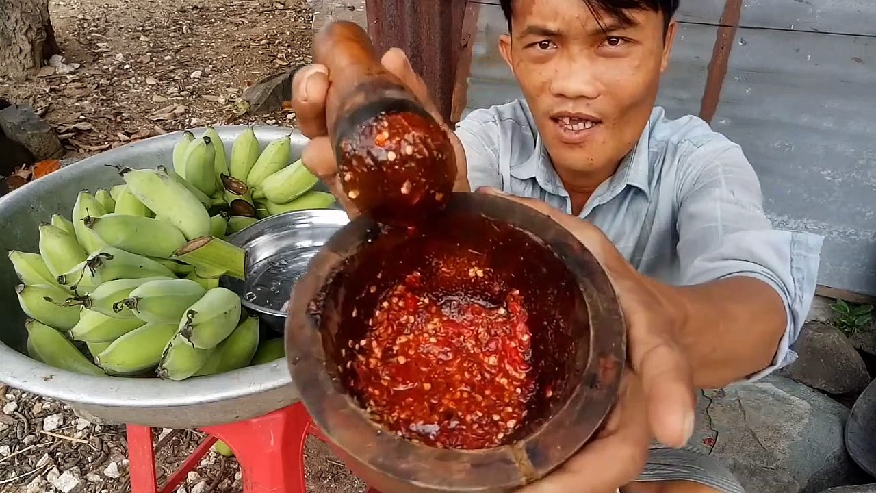 Lần đầu ăn cả thâu chuối chấm muối ớt cấp độ 10 hoàng méo vlog